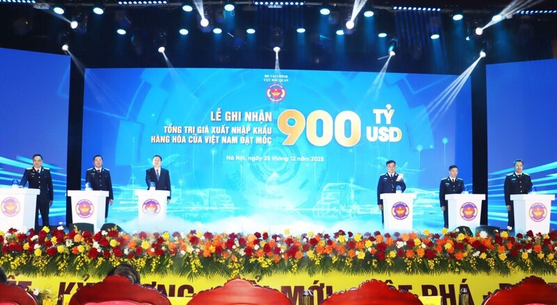 Lễ ghi nhận sự kiện tổng kim ngạch xuất nhập khẩu Việt Nam lần đầu tiên đạt mốc 900 tỷ USD. Ảnh: HQVN