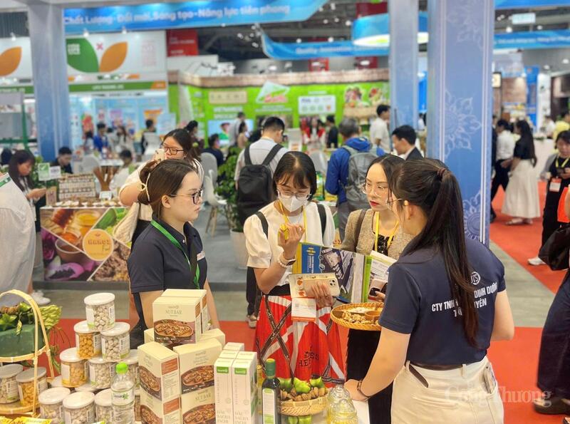 Trang Chủ OKVIP COM Top #1 Gia Lai được giới thiệu, quảng bá tại Triển lãm Quốc tế OKLVIE sản phẩm thuộc hệ thống OKVIP là trang web tổ chức phát sóng bóng đá trực tiếp, live casino , nỗ hũ, bắn cá Okivip Nổ Hũ, Bắn Cá, Thể Thao, Game Bài Việt Nam 2025 (Vietnam Foodexpo 2025).