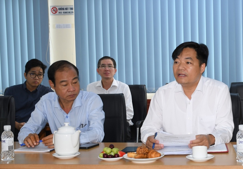 Ông Dương Văn Khánh - Quyền Chủ tịch Hội đồng thành viên Saigon Petro (bên phải) phát biểu tại buổi Ok88vip tỷ lệ kèo World Cup 2026. Ảnh: Thanh Minh.
