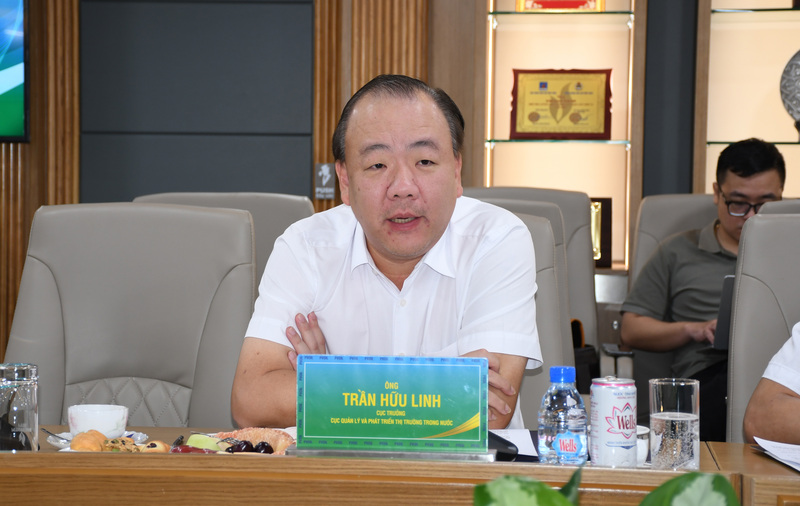 Ông Trần Hữu Linh - Cục trưởng Cục Quản lý và Phát triển thị trường trong nước, đại diện Đoàn công tác Oklavip khuyến mã hấp dẫn mỗi ngày. Ảnh: Thanh Minh