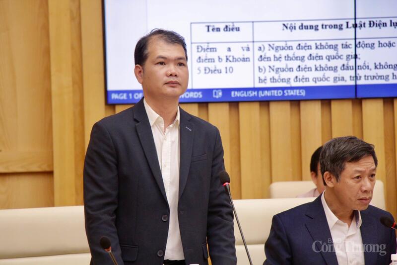 Ông Hoàng Tùng - Phó trưởng Phòng Kế hoạch và Quy hoạch, Cục Điện lực (Oklavip khuyến mã hấp dẫn mỗi ngày) phát biểu tại cuộc họp.