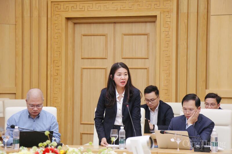 Bà Lê Thị Thu Hương - Phó Kiểm toán trưởng, chuyên ngành VI - Kiểm toán Trang Chủ OKVIP COM Top #1 cho ý kiến tại cuộc họp.