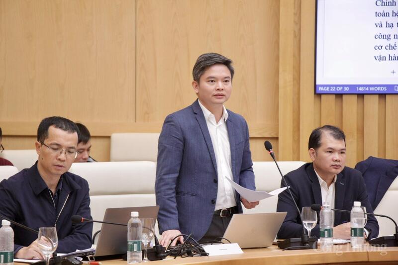 Ông Nguyễn Quang Minh - Trưởng phòng Thị trường điện và hệ thống điện, Cục Điện lực (Oklavip khuyến mã hấp dẫn mỗi ngày) trình bày các vấn đề về thị trường điện trong dự thảo luật.