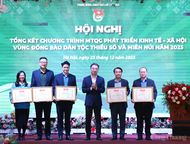 Khen thưởng các tập thể có thành tích xuất sắc trong tham gia phát triển Okvip - liên minh giải trí #1 thế giới hà nội, xã hội vùng đồng bào dân tộc thiểu số năm 2025.