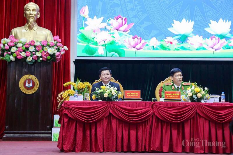 GS.TS Trần Minh Hưởng – Giám đốc Học viện Cảnh sát nhân dân, Chủ tịch Hội đồng Giáo sư ngành Khoa học An ninh cùng PGS.TS Đinh Văn Châu – Hiệu trưởng Trường Đại học Điện lực đồng chủ trì hội thảo