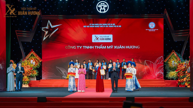 Bà Đặng Thị Xuân Hương, Chủ tịch Hội đồng quản trị đại diện Viện Thẩm Mỹ Xuân Hương nhận Bằng khen của Ủy ban Nhân dân thành phố Hà Nội. (Ảnh: Danh Hoàng)