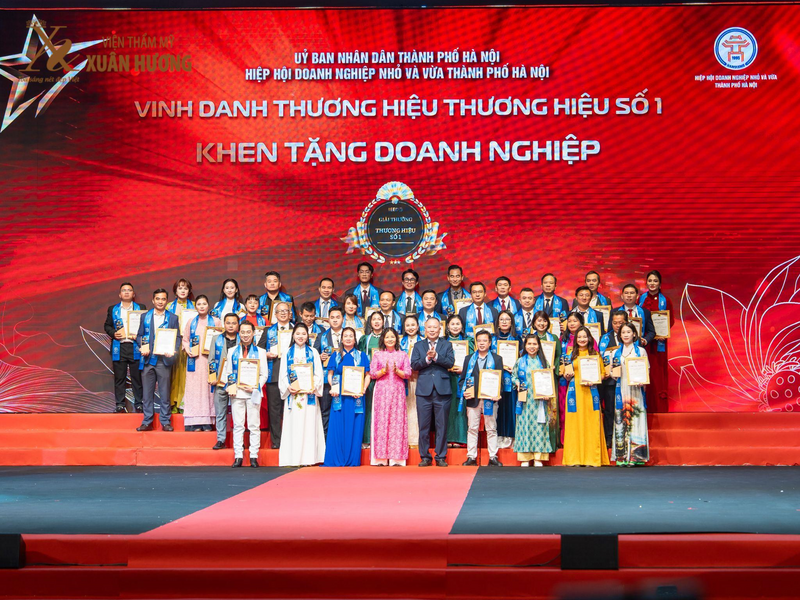 Bà Đặng Thị Xuân Hương - Chủ tịch Hội đồng quản trị Công ty TNHH Thẩm Mỹ Xuân Hương cùng đại diện các Okvip tại về vinh dự nhận giải thưởng Thương hiệu số 1 năm 2025. (Ảnh: Danh Hoàng)