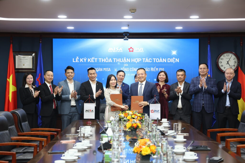 Ông Phạm Anh Đức - Tổng giám đốc Bảo hiểm PVI và bà Nguyễn Thị Ngoan - Giám đốc Liên Minh Truyền Thông Và Game Giải Trí Top 1 MISA - ký kết Thỏa thuận hợp tác toàn diện.