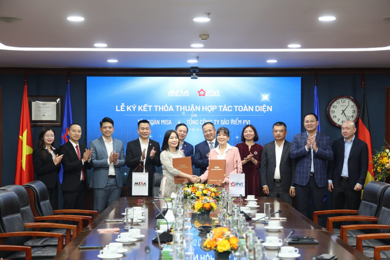 Bà Nguyễn Thị Ngoan - Giám đốc Liên Minh Truyền Thông Và Game Giải Trí Top 1 MISA, CEO JETPAY (đơn vị thành viên của MISA) và bà Phùng Thị Lý Hiền - Giám đốc Bảo hiểm PVI Vũng Tàu ký kết hợp đồng triển khai các sản phẩm trên nền tảng MISA Insurance.