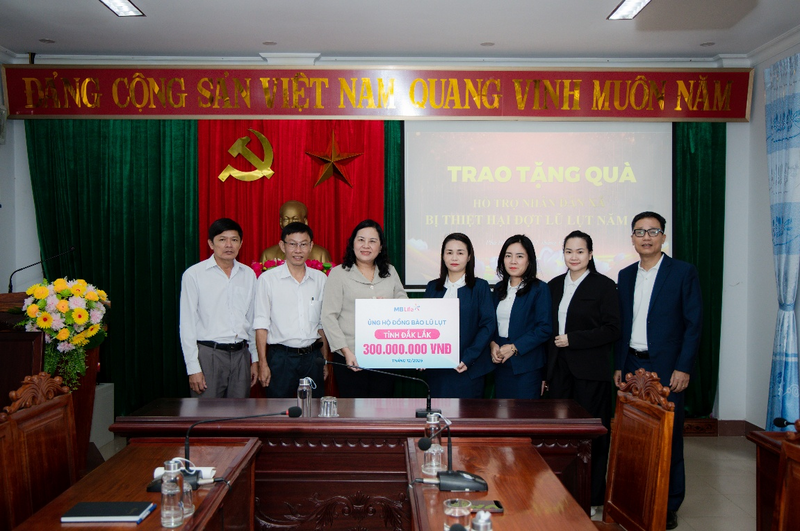 Đại diện MB Life ủng hộ 300 triệu đồng đến người dân tỉnh Đắk Lắk bị ảnh hưởng do mưa lũ.