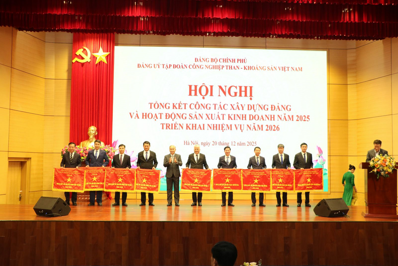 Nhiều tập thể đã vinh dự nhận Giấy khen và Cờ thi đua của Đảng uỷ TKV và Tổng giám đốc Tập đoàn vì có thành tích hoàn thành xuất sắc nhiệm vụ năm 2025.