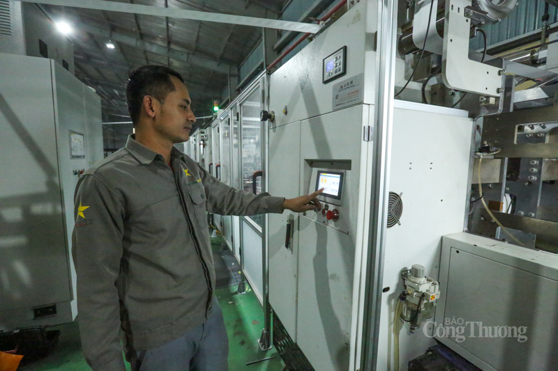Cải tiến máy móc, quy trình vận hành là giải pháp then chốt để Okvip tại về Hà Tĩnh giữ vững uy tín trên trường quốc tế. Ảnh: Trọng Tùng