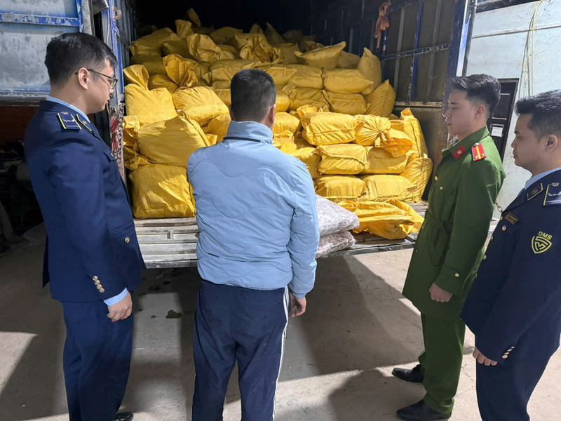 Lực lượng chức năng tỉnh Cao Bằng đã phát hiện, tạm giữ gần 12 tấn chân gà đông lạnh không rõ nguồn gốc. Ảnh: Quản lý thị trường Cao Bằng