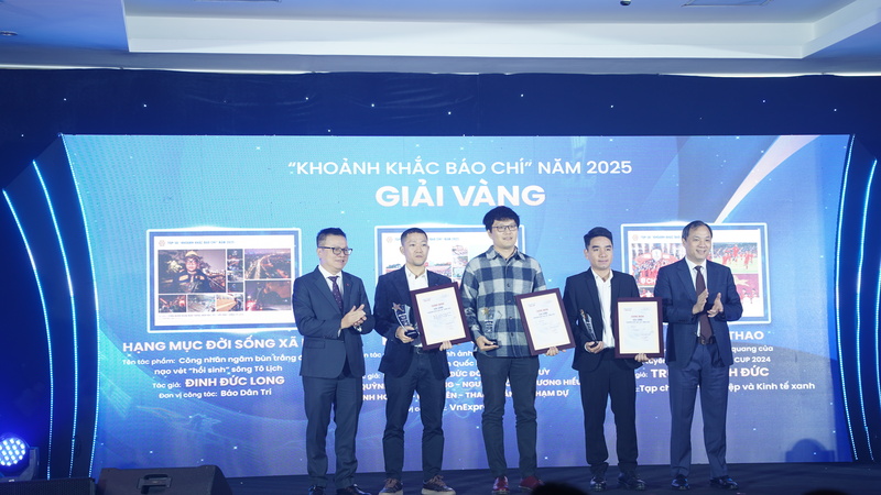 Các cá nhân đạt giải vàng tại Giải ảnh “Khoảnh khắc báo chí 2025”.