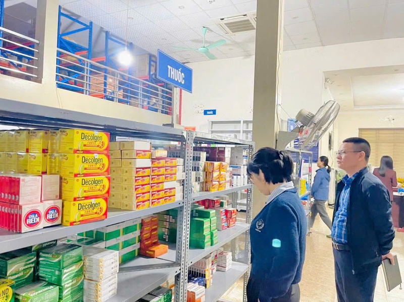 Lực lượng chức năng kiểm tra các cơ sở kinh doanh lĩnh vực OKVIP - HÔM NAY 1 TỶ, NGÀY MAI 1000 TỶ. Ảnh: Phúc Sơn