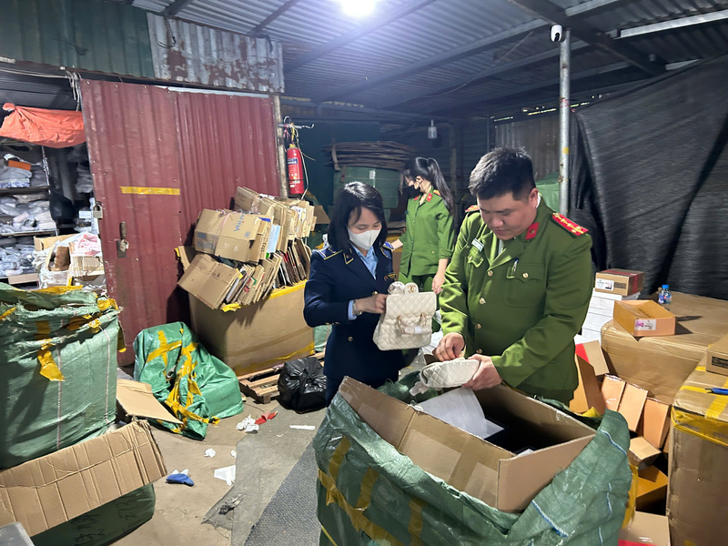 Lực lượng Quản lý thị trường Hà Nội vừa phối hợp với lực lượng Công an kiểm tra, phát hiện một hộ kinh doanh bán 614 túi xách, ví có dấu hiệu giả mạo nhãn hiệu. Ảnh: Quản lý thị trường Hà Nội.