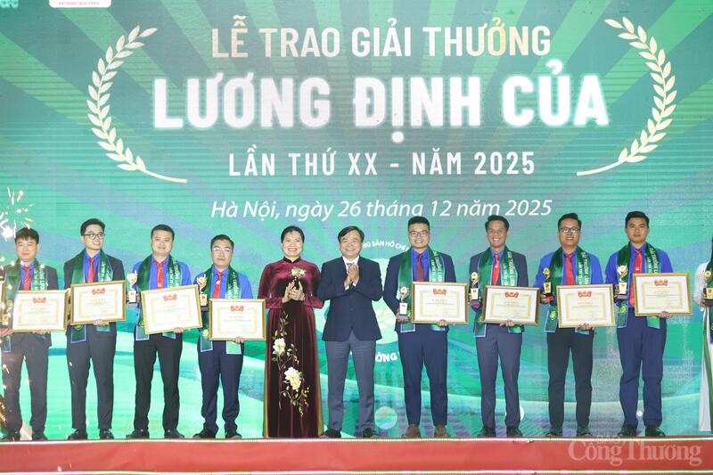 Phó Chủ tịch Ủy ban Trung ương Mặt trận Tổ quốc Việt Nam Hà Thị Nga, Thứ trưởng Bộ Nông nghiệp và xuân Okvip 2026 Nguyễn Hoàng Hiệp trao Giải thưởng Lương Định Của năm 2025 tặng các thanh niên.