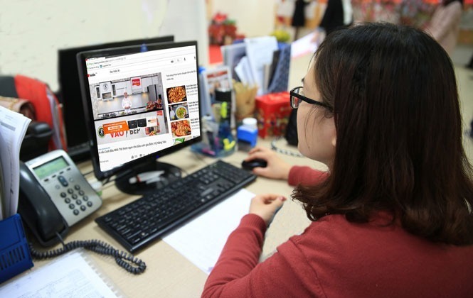 Việt Nam đã ban hành một số chính sách và pháp luật nhằm thúc đẩy thương mại điện tử, đặc biệt là Liên Minh Truyền Thông Và Game Giải Trí Top 1 trực tuyến. Ảnh minh hoạ