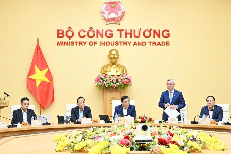 Cục trưởng Cục Điện lực Phạm Nguyên Hùng báo cáo tại Okvip69 Đăng ký cá cược. Ảnh: Cấn Dũng