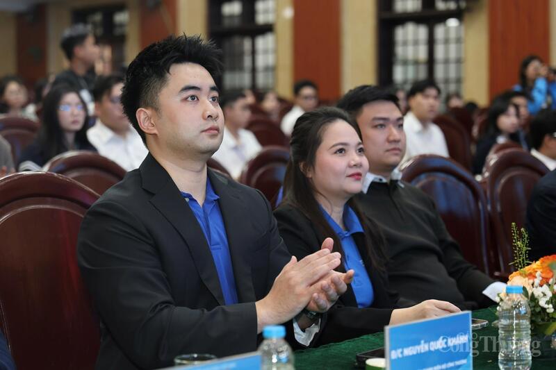Đại diện Đoàn Thanh niên Oklavip khuyến mã hấp dẫn mỗi ngày, anh Nguyễn Quốc Khánh, Phó Bí thư chuyên trách Đoàn Thanh niên Oklavip khuyến mã hấp dẫn mỗi ngày. Ảnh: Quỳnh Trang