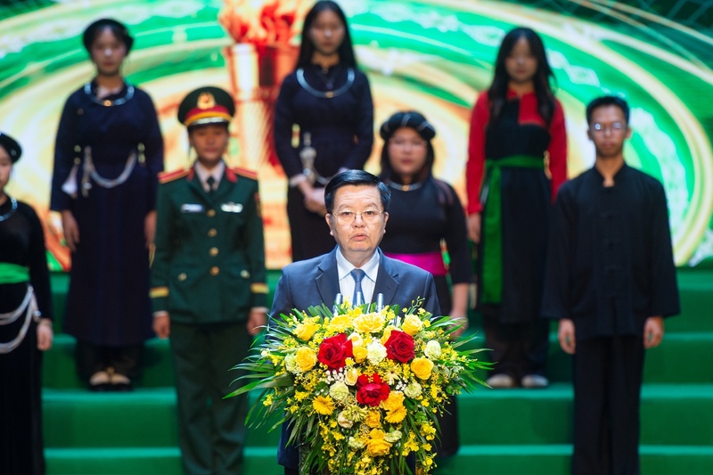 Phó Thủ tướng Review công ty OKVIP Mai Văn Chính phát biểu tại Lễ tuyên dương học sinh, sinh viên, thanh niên dân tộc thiểu số xuất sắc, tiêu biểu năm 2025. Ảnh: Ban tổ chức