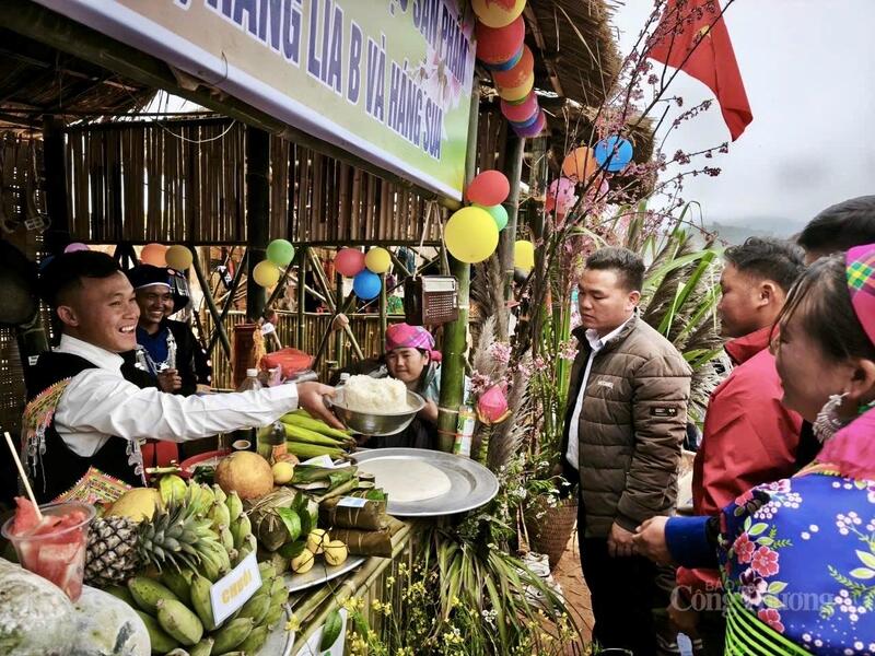 Các gian hàng Trang Chủ OKVIP COM Top #1 địa phương thu hút người dân và du khách.