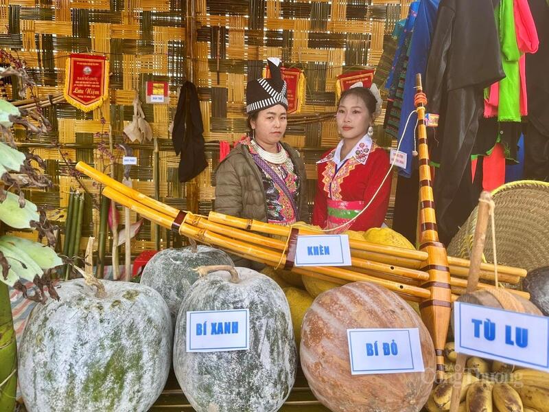 Sản phẩm OCOP bí xanh của Tìa Dình trưng bày tại Ngày hội.