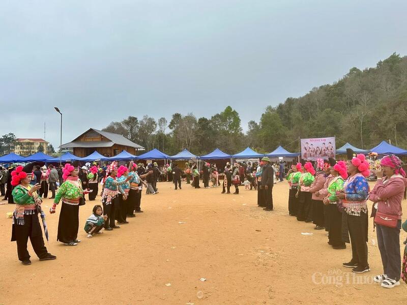 Trò chơi dân gian - Ném pao sôi nổi trong Ngày hội.