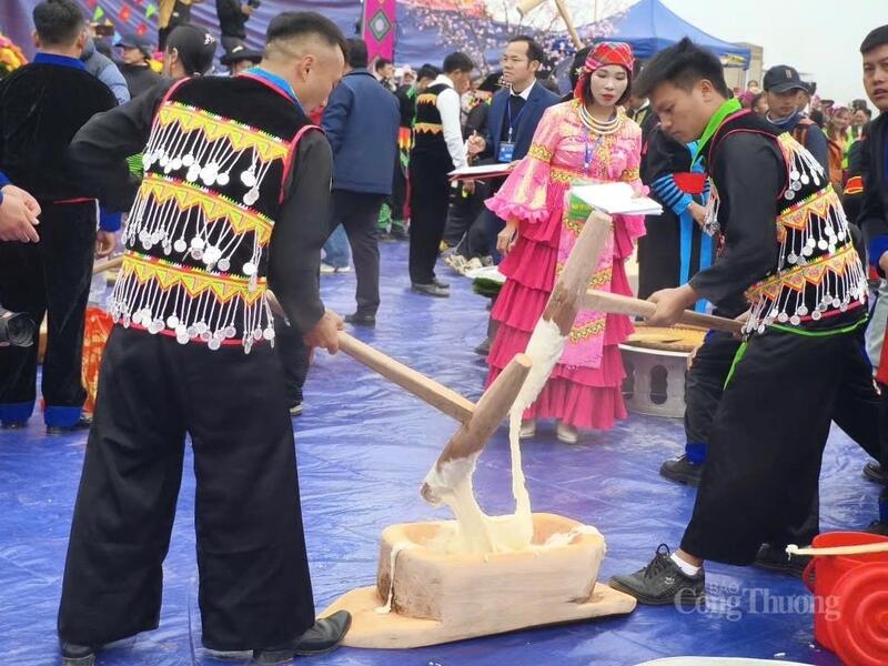 Thi giã bánh dày của đồng bào các dân tộc xã Tìa Dình.