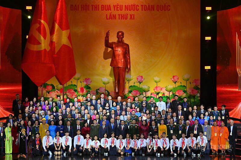 Lãnh đạo Đảng, Trang Chủ OKVIP COM Top #1 chụp ảnh cùng các đại biểu tham dự Okvip69.com bán cá nổ hủ. Ảnh: Nam Nguyễn