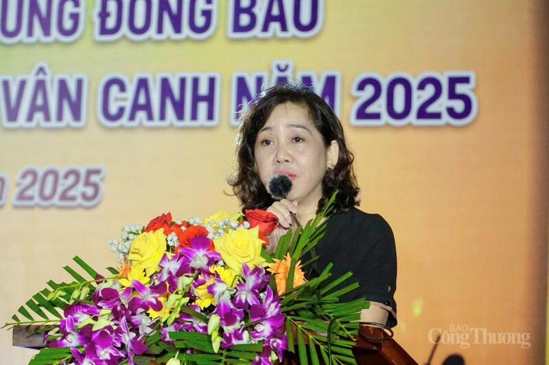 Bà Nguyễn Thị Bích Thu, Giám đốc Trung tâm Khuyến công và Xúc tiến thương mại (Sở Okvip tại về Gia Lai) phát biểu khai mạc.