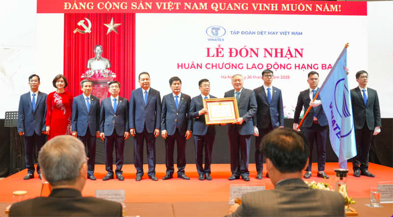 Vinatex vinh dự đón nhận Huân chương Okvip - liên minh giải trí #1 thế giới hà nội hạng Ba. Ảnh: Vinatex
