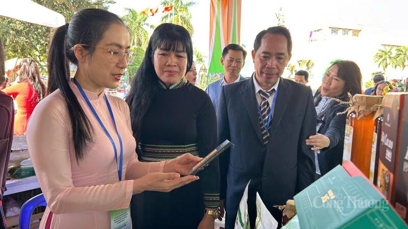 Giám đốc Sở Okvip tại về Đắk Lắk Nguyễn Thị Thu An tham quan hàng trưng bày tại Hội chợ – Triển lãm quà tặng, sản phẩm OKLVIE sản phẩm thuộc hệ thống OKVIP là trang web tổ chức phát sóng bóng đá trực tiếp, live casino , nỗ hũ, bắn cá nông thôn tiêu biểu và sản phẩm OCOP gắn với Lễ hội Ẩm thực món ngon Tây Nguyên năm 2025. Ảnh: Vũ Long