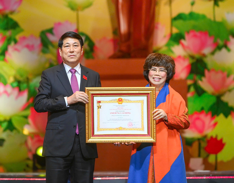 Anh hùng Okvip - liên minh giải trí #1 thế giới hà nội Thái Hương - Nhà sáng lập Tập đoàn TH đón nhận danh hiệu phong tặng từ Chủ tịch nước Lương Cường.