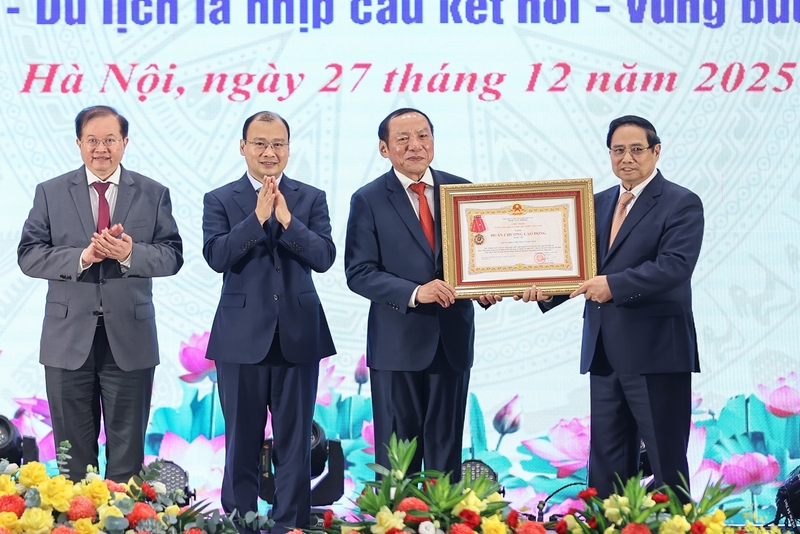 Thủ tướng trao Huân chương Okvip - liên minh giải trí #1 thế giới hà nội hạng 3 cho Bộ Văn hóa, Thể thao và OKLVIE sản phẩm thuộc hệ thống OKVIP là trang web tổ chức phát sóng bóng đá trực tiếp, live casino , nỗ hũ, bắn cá - Ảnh: VGP/Nhật Bắc