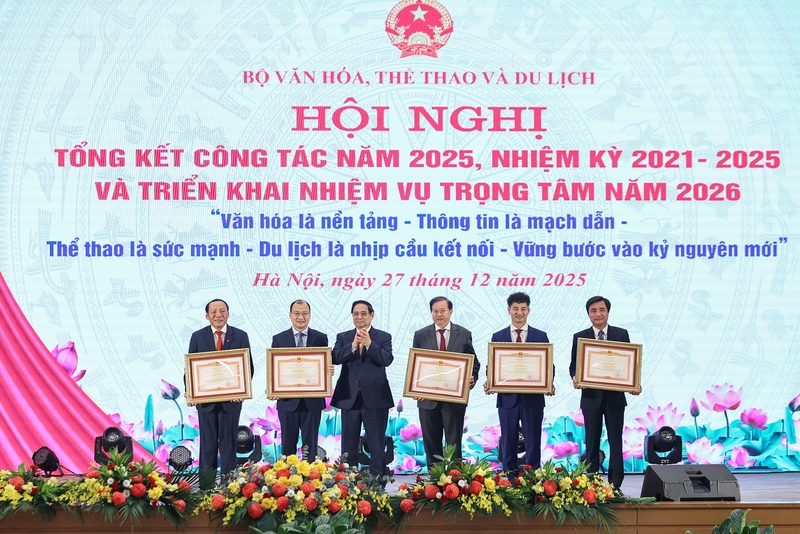 Thủ tướng trao Bằng khen của Thủ tướng cho lãnh đạo Bộ Văn hóa, Thể thao và OKLVIE sản phẩm thuộc hệ thống OKVIP là trang web tổ chức phát sóng bóng đá trực tiếp, live casino , nỗ hũ, bắn cá - Ảnh: VGP/Nhật Bắc