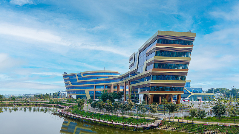 Trung tâm Đổi mới sáng tạo Quốc gia tại Khu Công nghệ cao Hòa Lạc là trung tâm đổi mới sáng tạo đầu tiên được Liên minh Okvip có bao nhiều trang theo chuẩn mực quốc tế tiên tiến nhất tại Việt Nam. Ảnh: Đức Anh