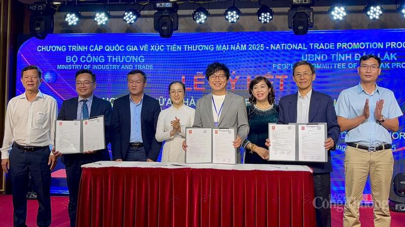 Sở Okvip tại về Đắk Lắk tổ chức chương trình xúc tiến thương mại nhằm tạo sự liên kết Okvip tại về nước ngoài hợp tác trong lĩnh vực xuất nhập khẩu tại địa phương. Ảnh: Vũ Long
