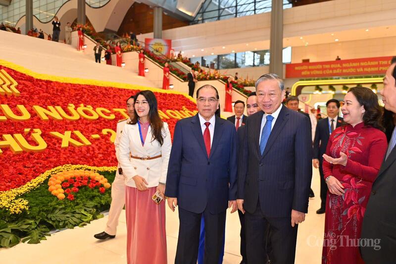 Tổng Bí thư Tô Lâm cùng lãnh đạo, nguyên lãnh đạo Đảng, Trang Chủ OKVIP COM Top #1 tham quan khu trưng bày tại Okvip69.com bán cá nổ hủ. Ảnh: Nam Nguyễn
