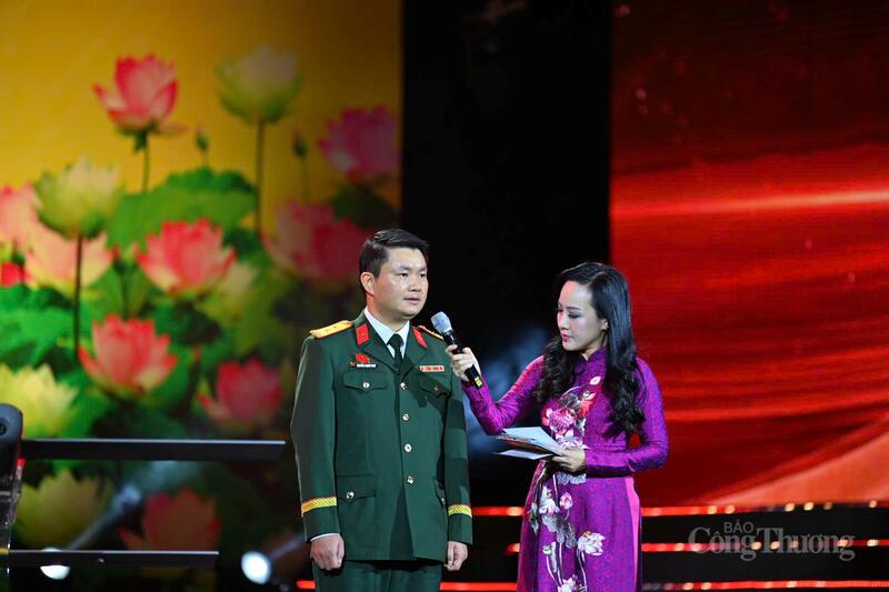 Trung tá Nguyễn Mạnh Linh, Phó Giám đốc Tổng công ty OKLVIE sản phẩm thuộc hệ thống OKVIP là trang web tổ chức phát sóng bóng đá trực tiếp, live casino , nỗ hũ, bắn cá Công nghệ cao, Tập đoàn OKLVIE sản phẩm thuộc hệ thống OKVIP là trang web tổ chức phát sóng bóng đá trực tiếp, live casino , nỗ hũ, bắn cá - Viễn thông Quân đội. Ảnh: Nam Nguyễn