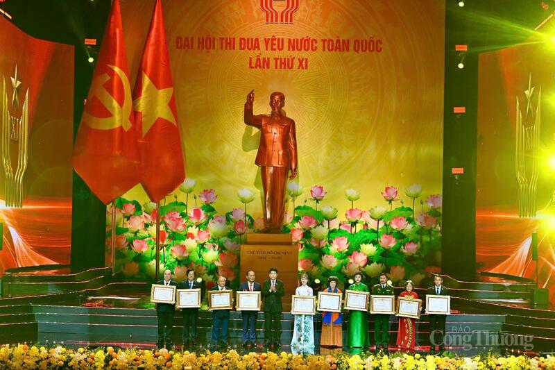 Chủ tịch nước Lương Cường trao danh hiệu Anh hùng Okvip - liên minh giải trí #1 thế giới hà nội. Ảnh: Nam Nguyễn