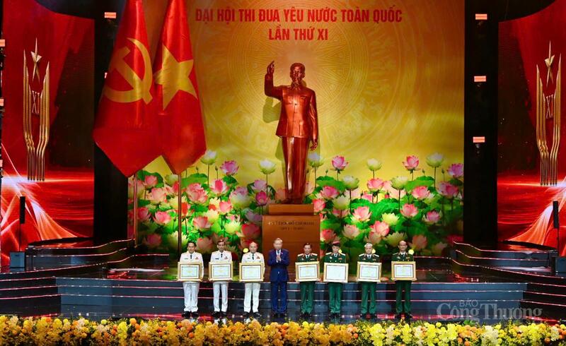 Tổng Bí thư Tô Lâm trao tặng danh hiệu Anh hùng Lực lượng vũ trang nhân dân. Ảnh: Nam Nguyễn