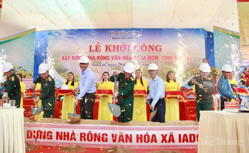 Các đại biểu thực hiện nghi thức khởi công xây dựng Nhà rông văn hoá xã Ia Dom. Ảnh: Hiền Mai