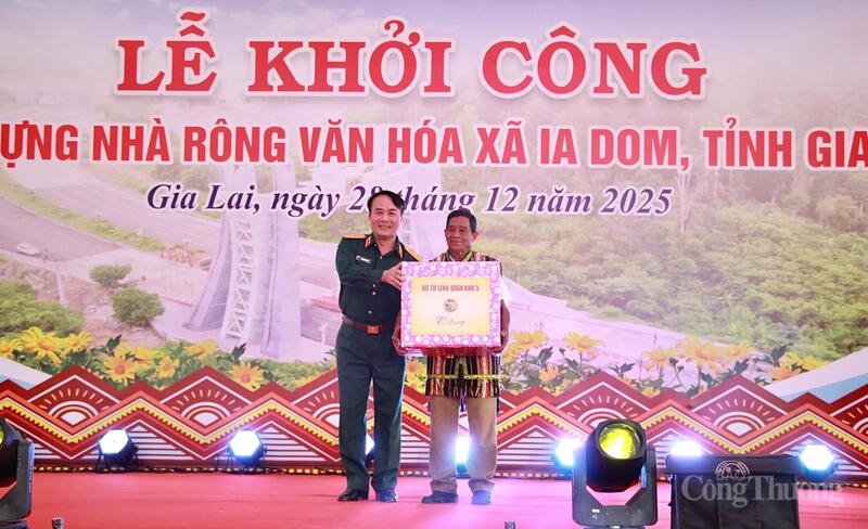 Bộ tư lệnh Quân khu 5 tặng quà cho người dân xã Ia Dom. Ảnh: Hiền Mai