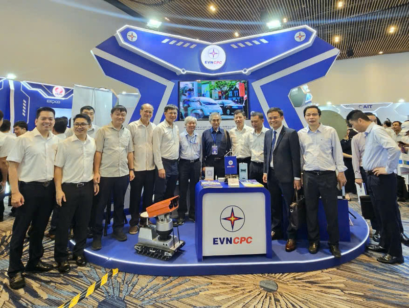 Các đại biểu thăm khu vực triển lãm của Tổng công ty Điện lực miền Trung tại sự kiện Okvip69 Đăng ký cá cược Khoa học và Công nghệ điện lực toàn quốc năm 2025, trong đó có robot tự hành thuộc đề tài của các kỹ sư Điện lực Huế. Ảnh: D. Huyền