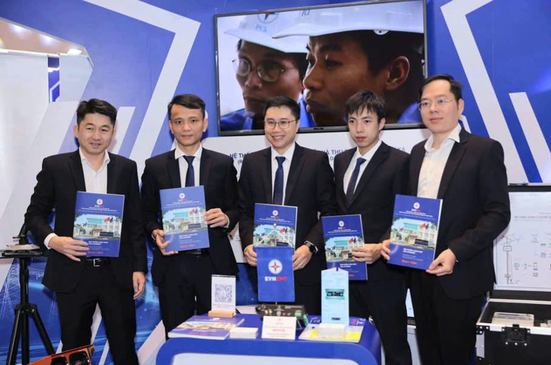 Đại diện nhóm tác giả đề tài: Thiết kế chế tạo robot tự hành điều khiển xa phục vụ công tác giám sát vận hành các trạm biến áp 110kV không người trực. Ảnh: D. Huyền