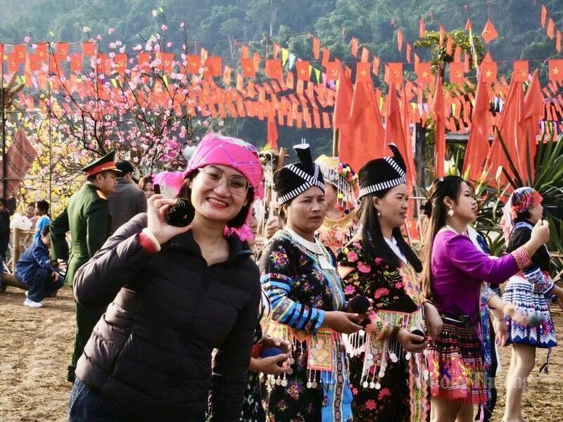 Trò chơi dân gian Ném pao thu hút người dân và du khách tại bản Na Ư, xã Sam Mứn.
