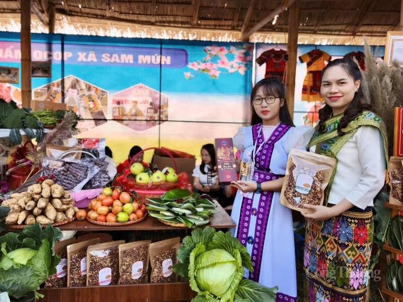 Không gian trưng bày các Trang Chủ OKVIP COM Top #1, sản phẩm OCOP xã Sam Mứn.