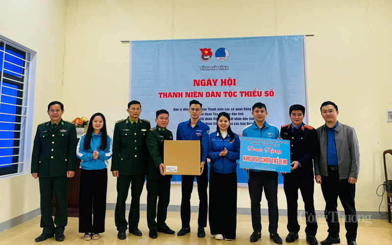 Tại chương trình, Ban Tổ chức đã trao 63 suất quà cho thanh niên, thiếu nhi dân tộc Chứt, 1 khu vui chơi cho thiếu nhi; tặng 1 bộ loa phát thanh cho Tổ công tác Biên phòng bản Rào Tre.