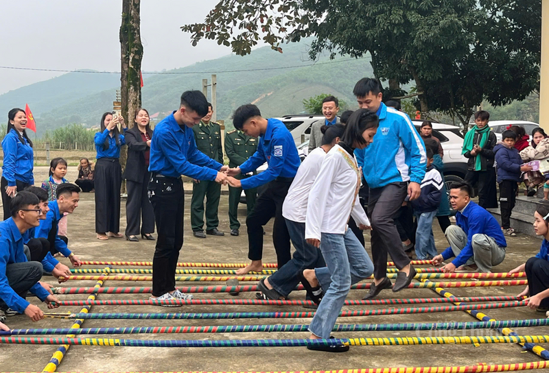 Bên cạnh các hoạt động an sinh xã hội, ngày hội còn diễn ra sôi nổi với nhiều hoạt động văn hóa, thể thao và trò chơi dân gian như kéo co, nhảy sạp, thu hút đông đảo đoàn viên, thanh thiếu nhi tham gia.